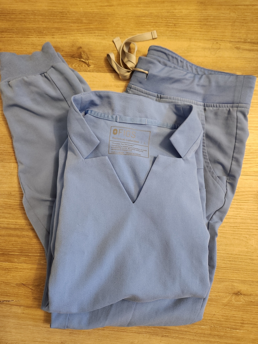 Figs Women’s Ceil Blue Jogger-Style Scrub Set, Top L Inala. Pants M/T Zamora
